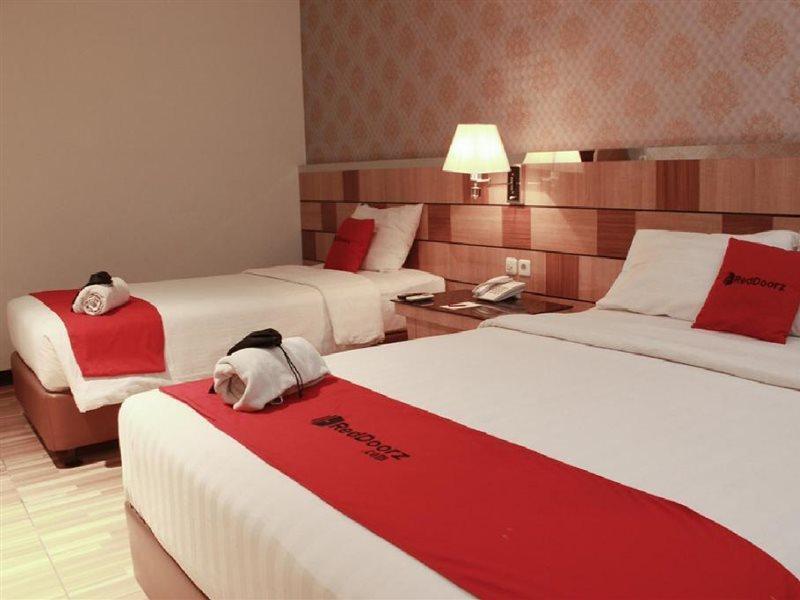 Reddoorz Premium Near Bandung Station Hotel Kültér fotó